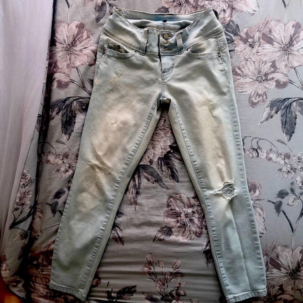 YMI ripped stonewashed jean capri.